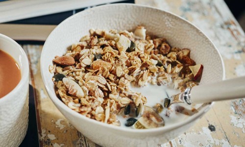 Ce este granola, beneficii și cum o alegi pe cea sănătoasă