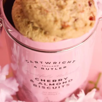 Biscuiți cu Cireșe și Migdale în cutie metalică 200g Cartwright & Butler Biscuiți cu Cireșe și Migdale în cutie metalică 200g Cartwright & Butler