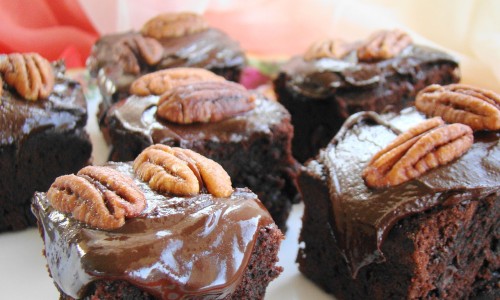 Brownie cu ciocolata, merisoare si nuci Brownie cu ciocolata, merisoare si nuci