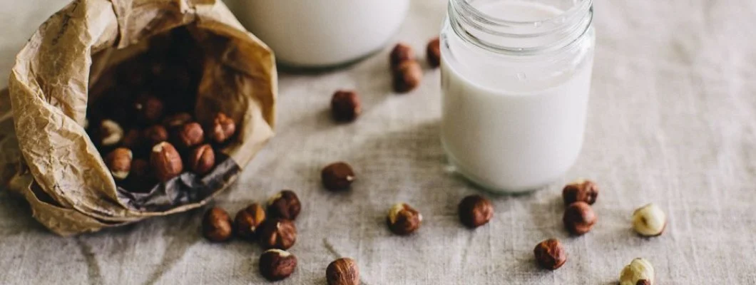 10 beneficii ale laptelui de alune de padure