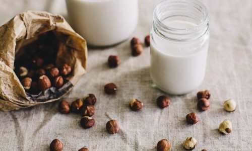 10 beneficii ale laptelui de alune de padure 10 beneficii ale laptelui de alune de padure