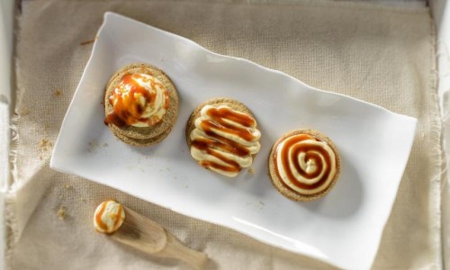 Reteta: Cheesecake cu caramel, arahide si oatcakes din ovaz Reteta: Cheesecake cu caramel, arahide si oatcakes din ovaz