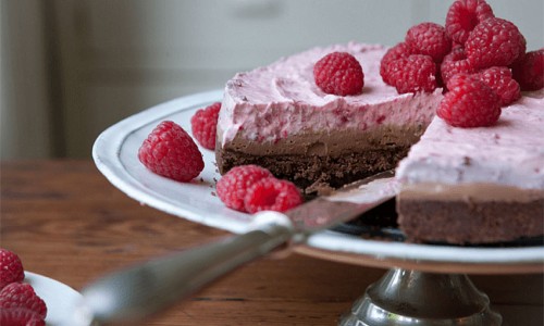 Reteta: Cheesecake cu zmeura si ciocolata cu lapte Reteta: Cheesecake cu zmeura si ciocolata cu lapte